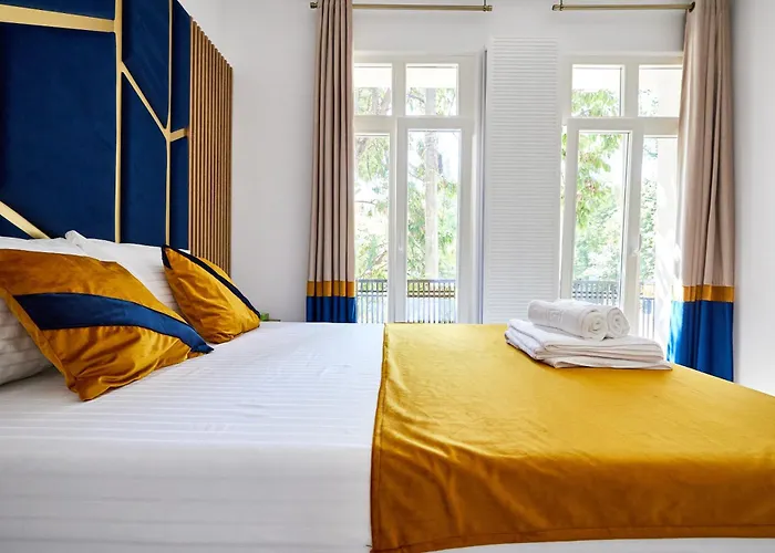 Carol Park View Готель